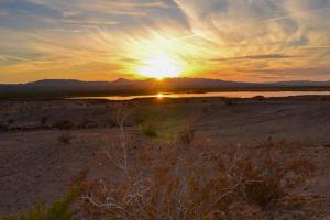 5 Mi to River Topock Boating and Off-Roading Oasis!