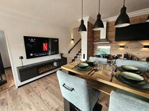 Gipfelpanorama Winterberg mit Berg- und Seeblick, Boxspringbett mit ausfahrbarem TV