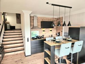 Gipfelpanorama Winterberg mit Berg- und Seeblick, Boxspringbett mit ausfahrbarem TV