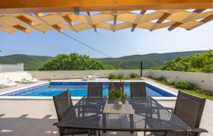 Stunning Home In Primorski Dolac