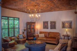 5Br House 4 Blocks away to the Parish 7 min walk