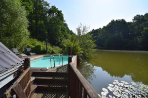 Chalet avec piscine privée et lac à Sos