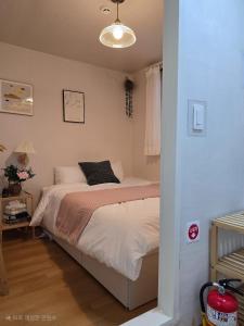 STAY EDGE GONGBAEK - near Shindaebang Station Boramae Hospital & Park Hongik University Airport Bus near Sindorim, Gangnam