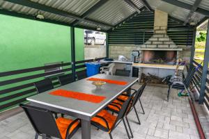 Green Haven Holiday House Near Drniš