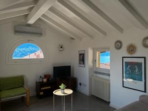 Skyway apartment with private lake view terrace