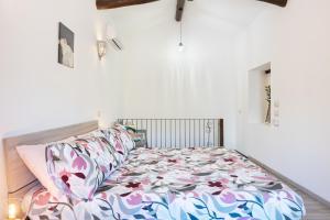 GuestHost - My Little Pink House img25