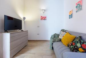 GuestHost - My Little Pink House img11