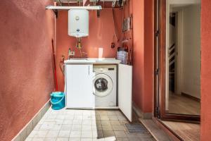 GuestHost - My Little Pink House img14