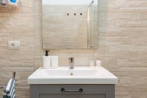 GuestHost - My Little Pink House img19