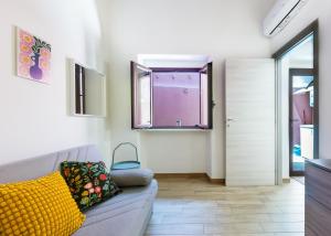 GuestHost - My Little Pink House img10