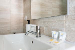 GuestHost - My Little Pink House img20