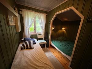 Koselig hytte i sjøkanten