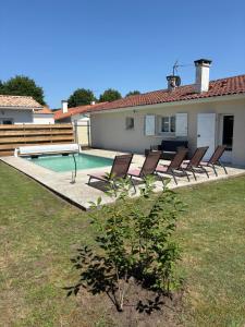 Appartements Chambre avec douche-WC, terrasse privative et piscine partagee : photos des chambres