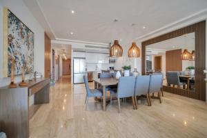 Arch views 2 pools 2 Jacuzzis Gym 3 King Beds