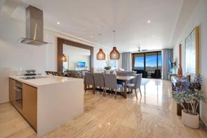 Arch views 2 pools 2 Jacuzzis Gym 3 King Beds