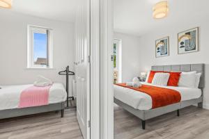 Comfy 2-Bed House Perfect for Groups, Guests 4, Secure Parking, WIFI