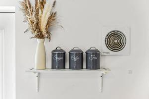 Comfy 2-Bed House Perfect for Groups, Guests 4, Street Parking, WIFI