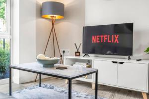 Comfy 2-Bed House Perfect for Groups, Guests 4, Street Parking, WIFI