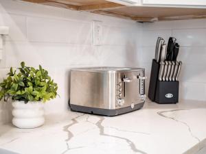 Oakwood Charm Family-Friendly 3BR Getaway