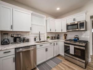 Oakwood Charm Family-Friendly 3BR Getaway