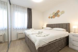 Yuki 2BR apt w balcony and parking near old town