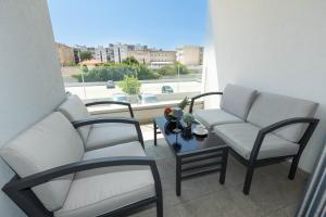 Yuki 2BR apt w balcony and parking near old town