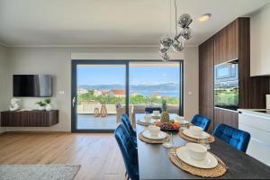 Tinas Place - Sea-View, Pool & Barbecue