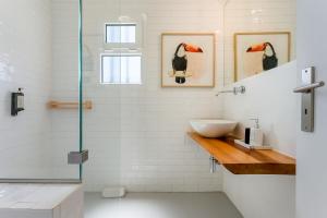 2BDr Retreat w Pool in Porches by Lovelystay