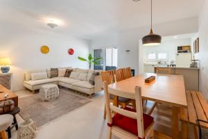 2BDr Retreat w Pool in Porches by Lovelystay