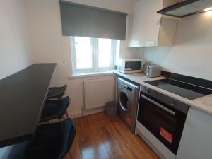London Luxury 3 Bedroom Apartment close to East Ham Station