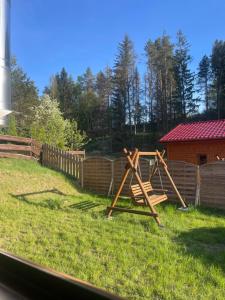 Słoneczne wzgórze domki pod lasem