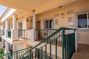 Spacious & Bright T3 in Guia with shared Pool