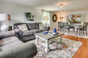 Vintage Farm Cottage Near Hikes and Pigeon River