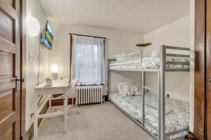 Close to the Falls Hot Tub Easy Checkout Parking