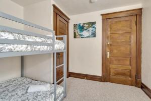 Close to the Falls Hot Tub Easy Checkout Parking