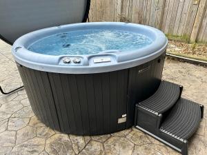 Close to the Falls Hot Tub Easy Checkout Parking