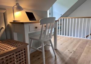 The Old Workshop, Monkton Combe - Elegant Cotswolds Retreat near Bath