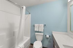 King Suite with Sofa - Non Smoking room in WoodSpring Suites Jackson Pearl I-20