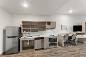 Queen Suite - Accessible/Non-Smoking w/ Dishwasher room in WoodSpring Suites Jackson Pearl I-20