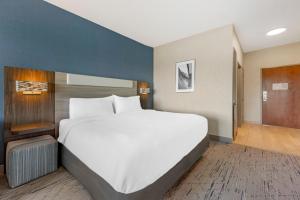 King Room with River View room in Holiday Inn Express Hotel & Suites Astoria an IHG Hotel