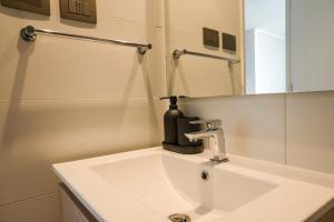 Snug Studio Retreat in Nunoa