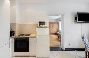 Ferienwohnung Creutzer in Leipzig Gottscheina, ideal auch für Monteure, kostenfreies, schnelles Wlan kostenfreies Parken, geräumiges Appartment mit 4 Einzelbetten, Komplettausstattung Küche, Bad mit Badewanne und Dusche Waschmaschine, Wäschetrock