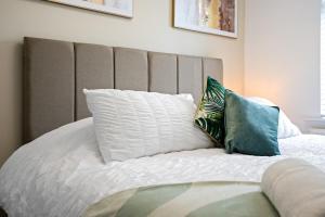 Luxury 4 Bed home for Groups and Families - Driveway-Garden-Gatwick Horley