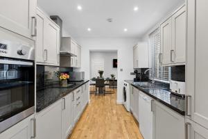 Luxury 4 Bed home for Groups and Families - Driveway-Garden-Gatwick Horley