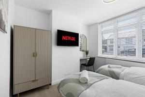 Luxury 4 Bed home for Groups and Families - Driveway-Garden-Gatwick Horley