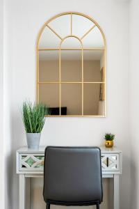 Luxury 4 Bed home for Groups and Families - Driveway-Garden-Gatwick Horley