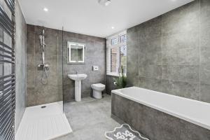 Luxury 4 Bed home for Groups and Families - Driveway-Garden-Gatwick Horley