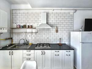 Black Sea Booking - D24 si Uzina de Pizza