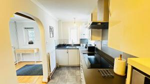 Inviting 2 Bed Guest House steps away from Ascot Racecourse 3 mins drive, 5 mins to Legoland, 12 mins to Windsor Castle Perfect for families & racegoers alike