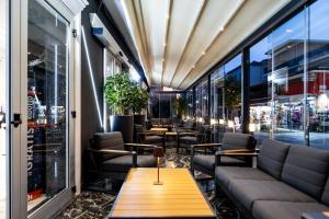 La Tour Palace Hotel & Restaurant